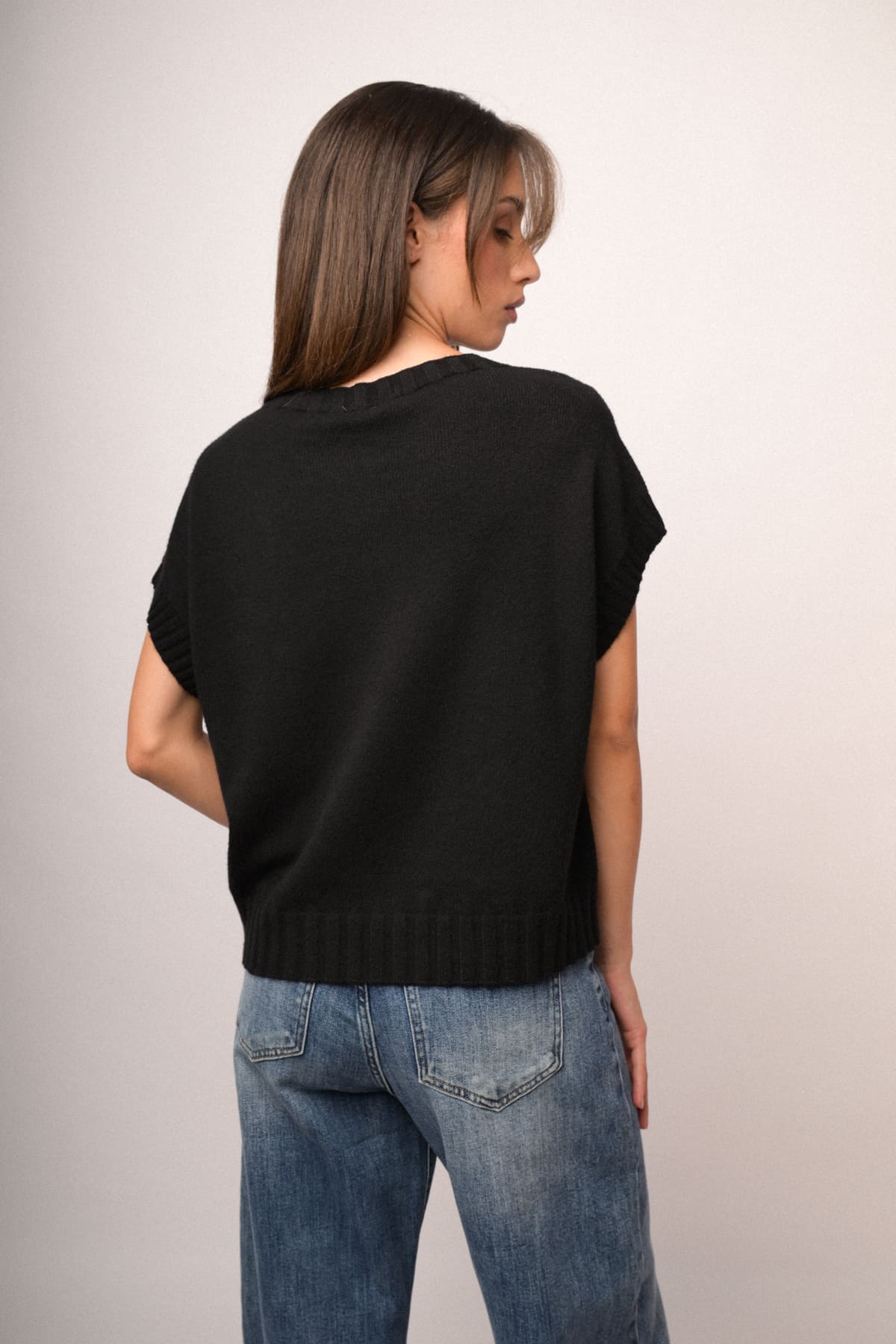 Chaleco de punto negro con espalda lisa, manga corta y cuello redondo