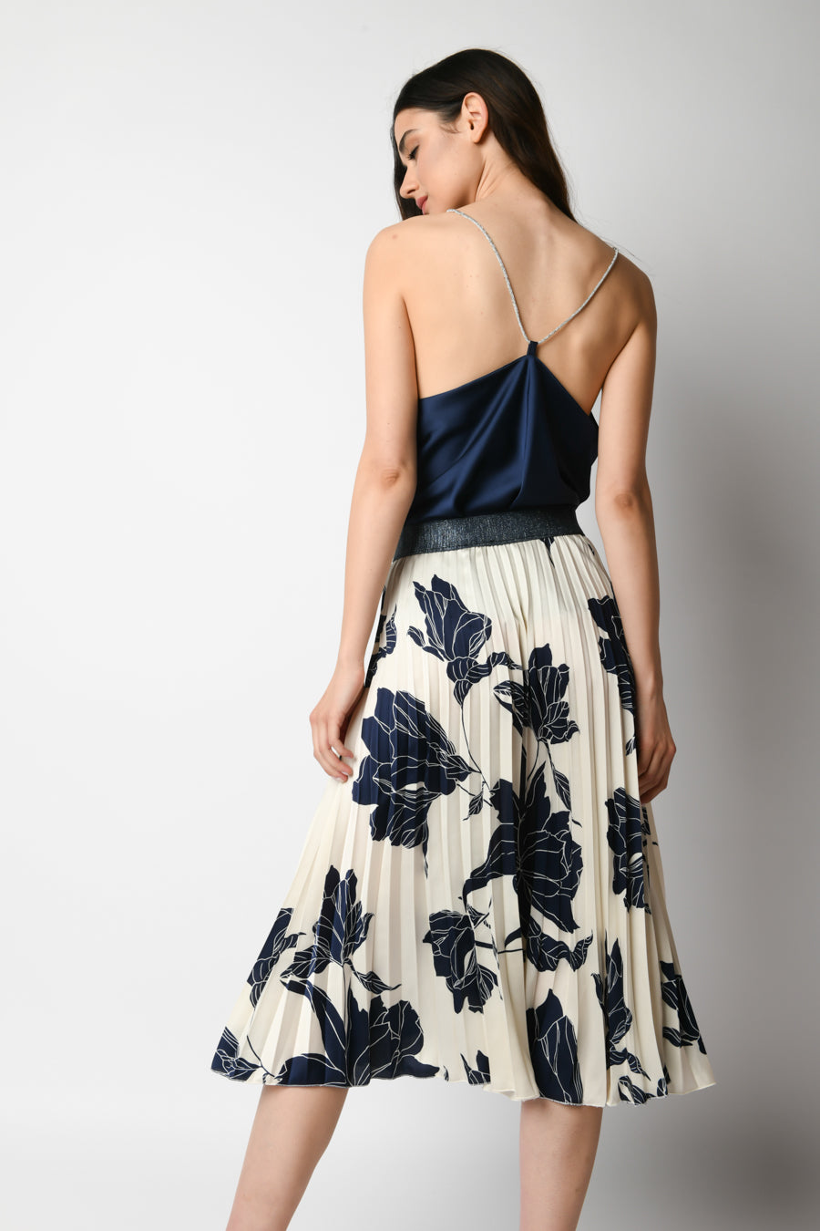 Falda midi plisada con estampado floral azul marino y crema, vista trasera