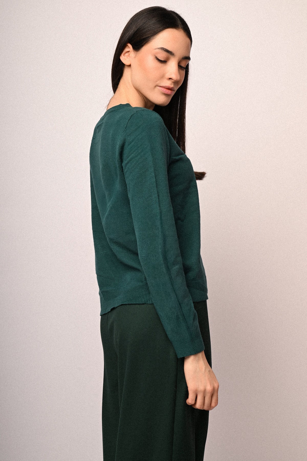 Jersey verde oscuro de cuello redondo con manga larga y costuras laterales