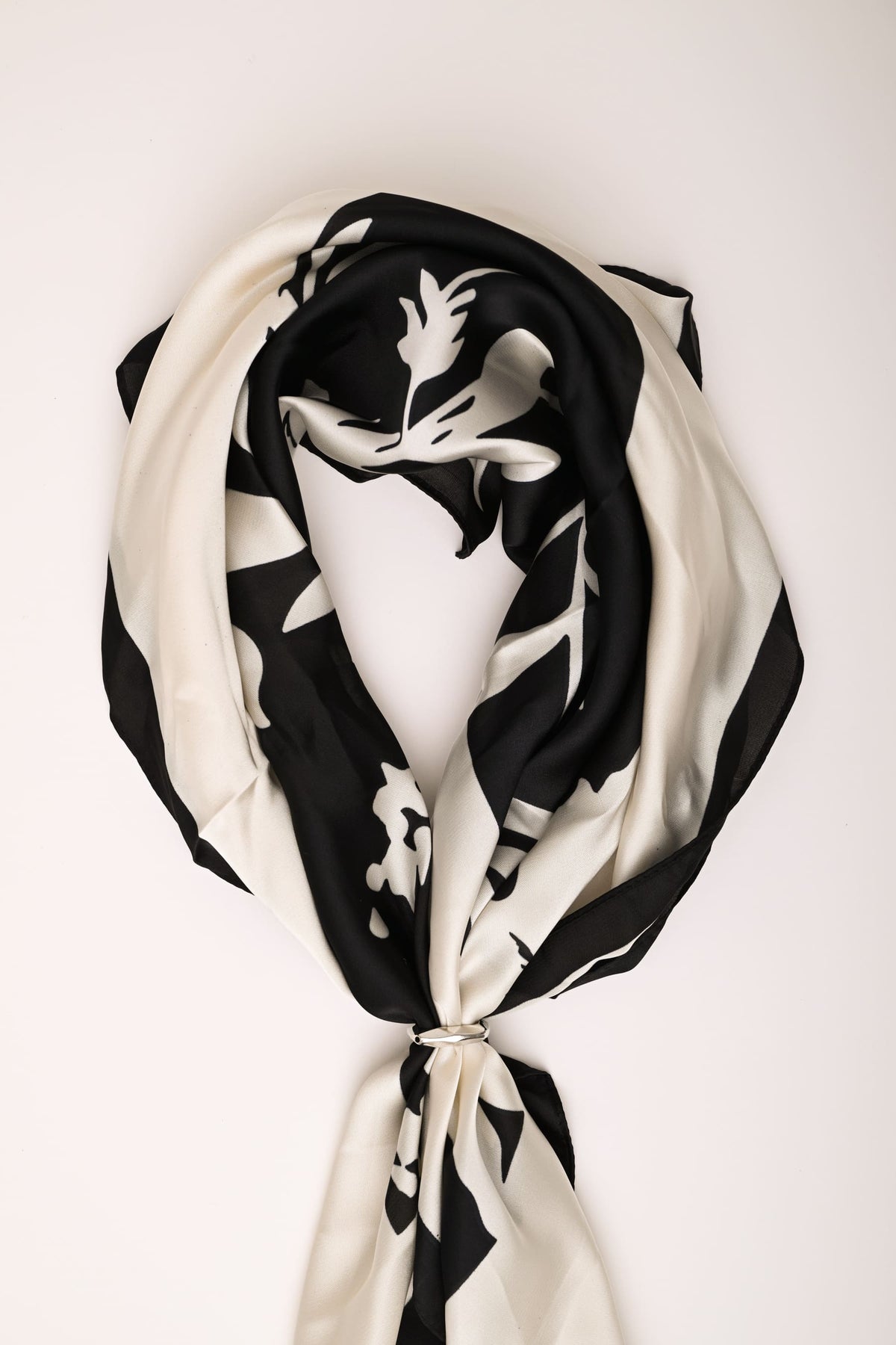 Pañuelo con estampado floral blanco y negro, con lazo frontal
