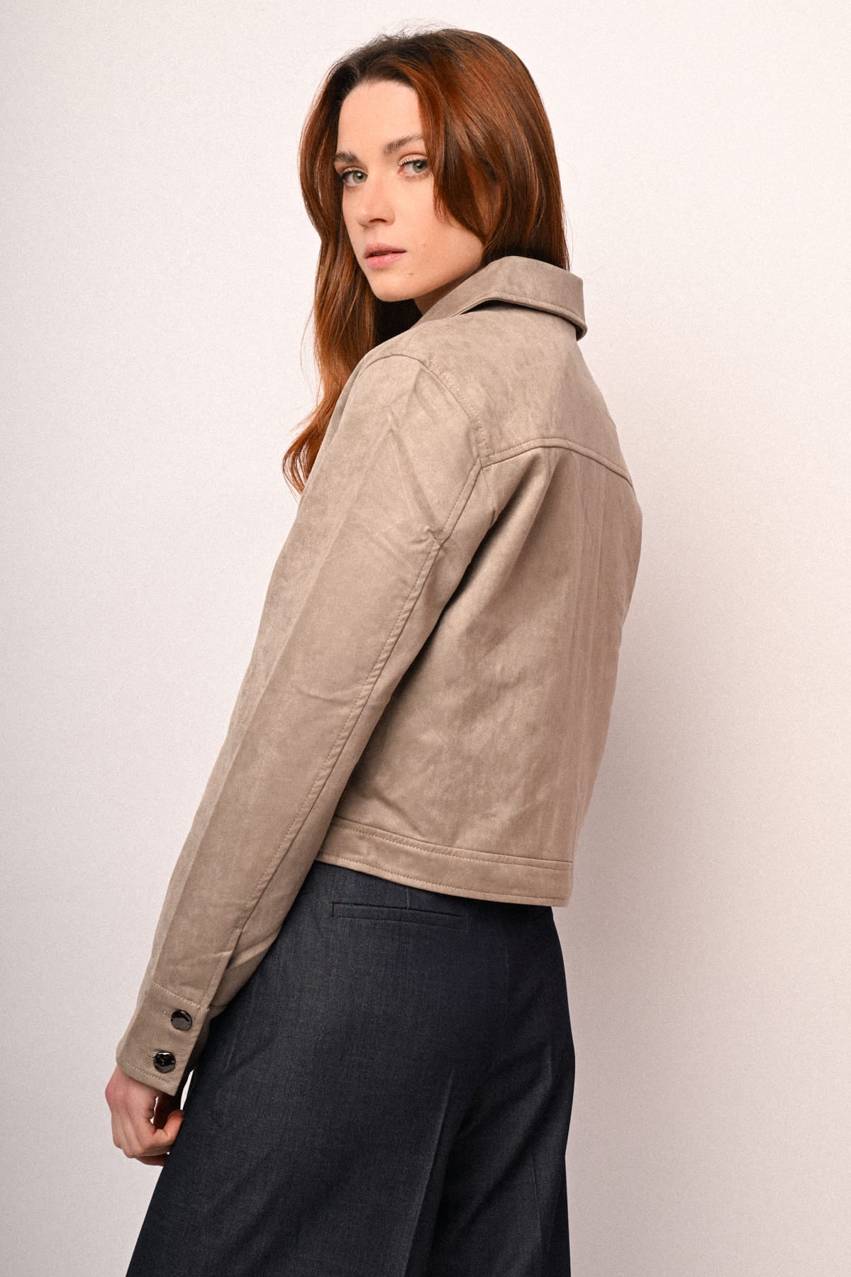 Chaqueta de ante sintético gris, vista lateral con botones en la manga