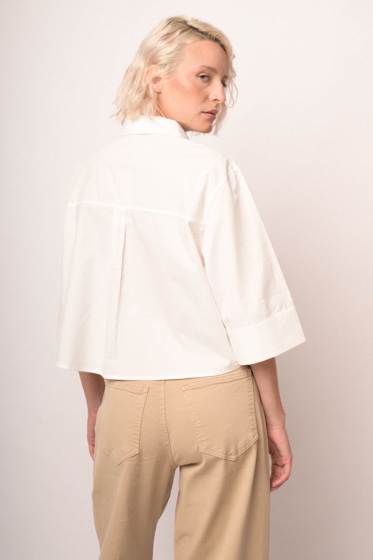 Camisa blanca de algodón crop boxy con parte trasera lisa y caída suelta