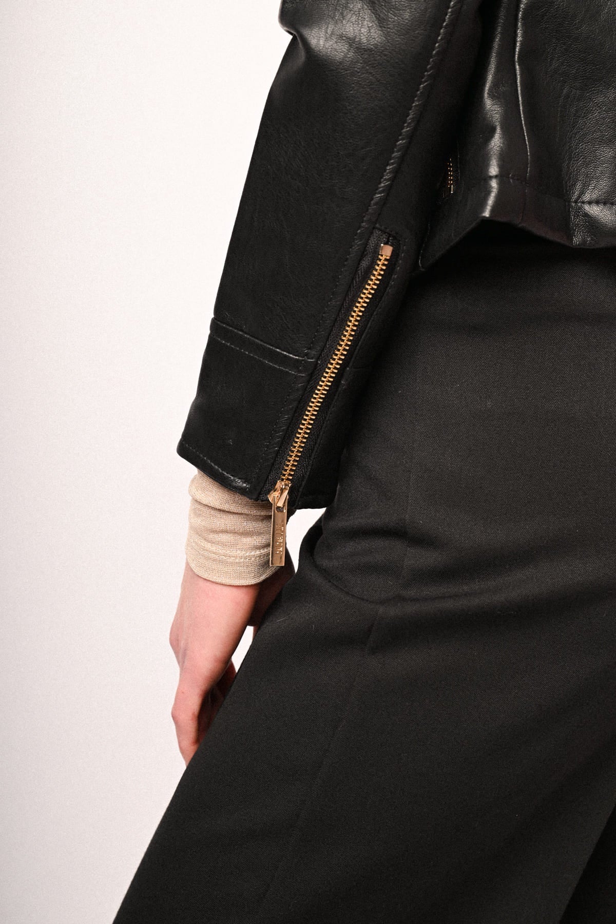 Chaqueta de polipiel negra: cremallera lateral y puño elástico