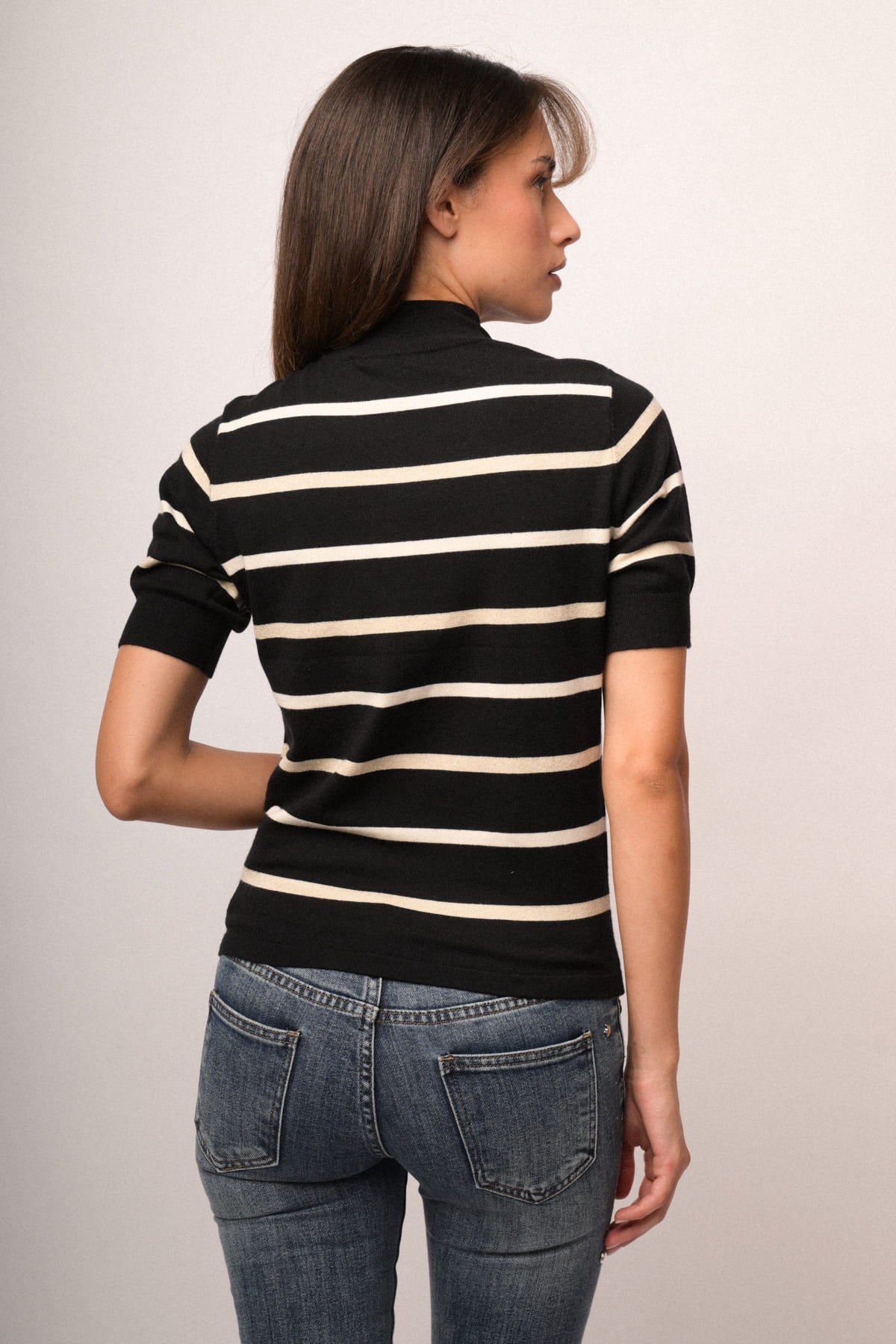Jersey de cuello vuelto negro con rayas blancas horizontales, vista trasera