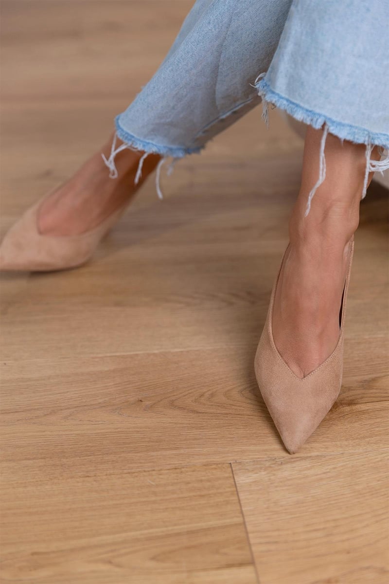 Zapatos de tacón beige de ante con punta fina, tacón delgado y costados
