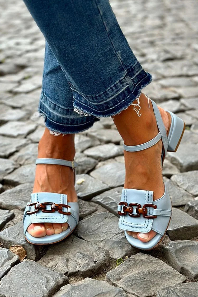 Sandalias celestes con tacón bajo, tira al tobillo y hebilla decorativa
