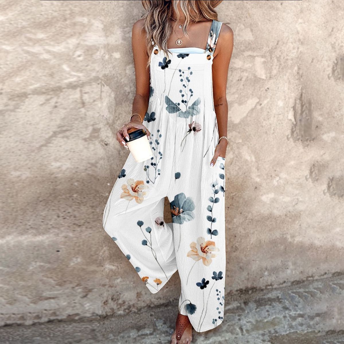 Mono blanco sin mangas con estampado floral de hojas y flores azules y marrones