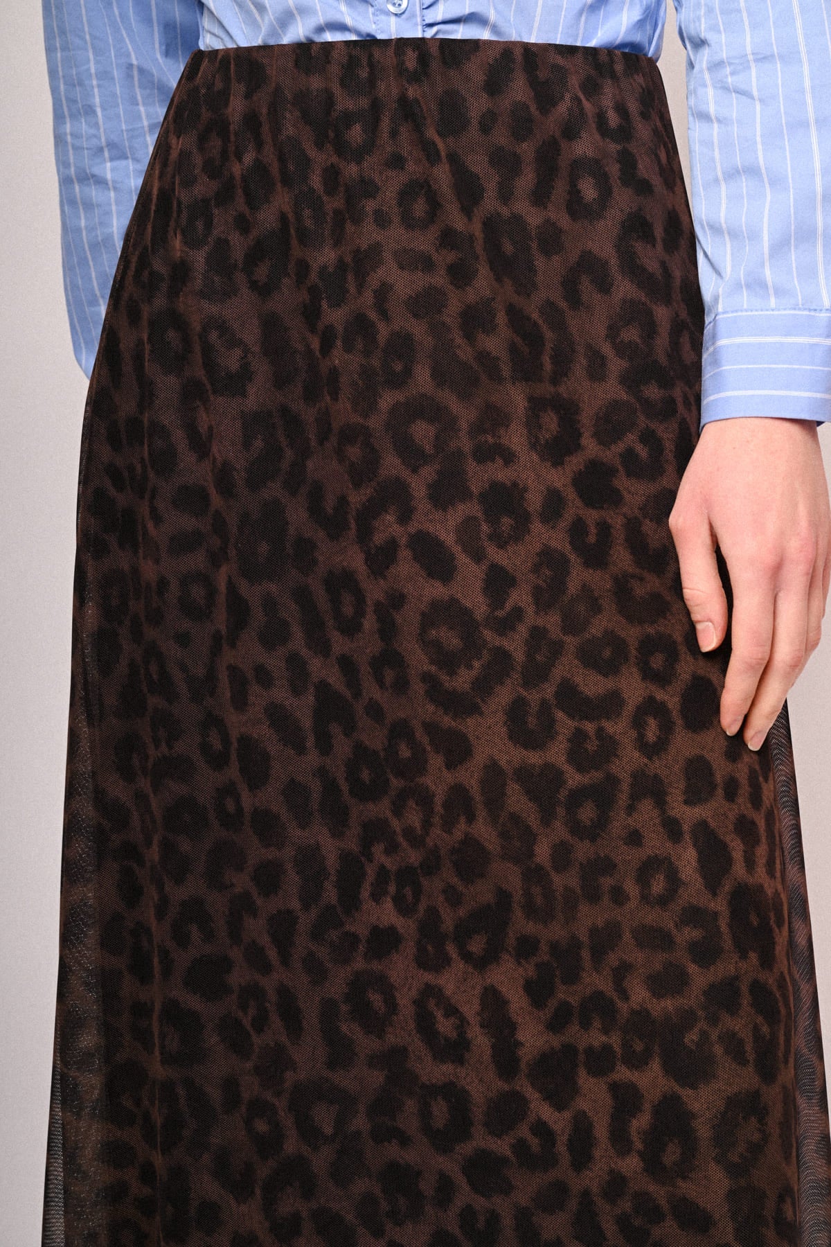 Falda midi de tul marrón oscuro con estampado animal tipo leopardo