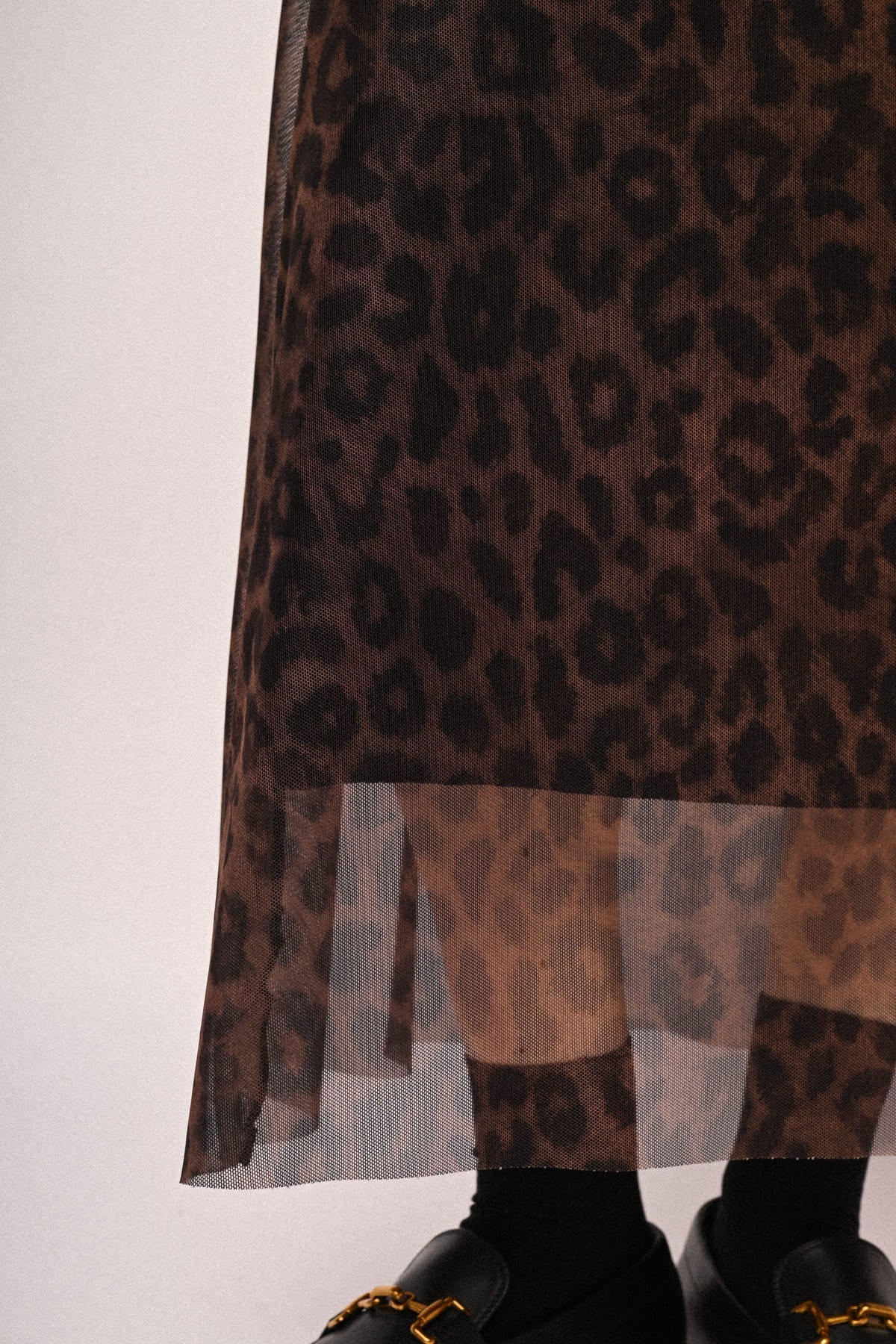 Falda midi de tul marrón oscuro con estampado animal y franja traslúcida
