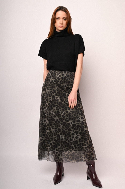Falda midi de tul con estampado animal tipo leopardo, fondo oscuro