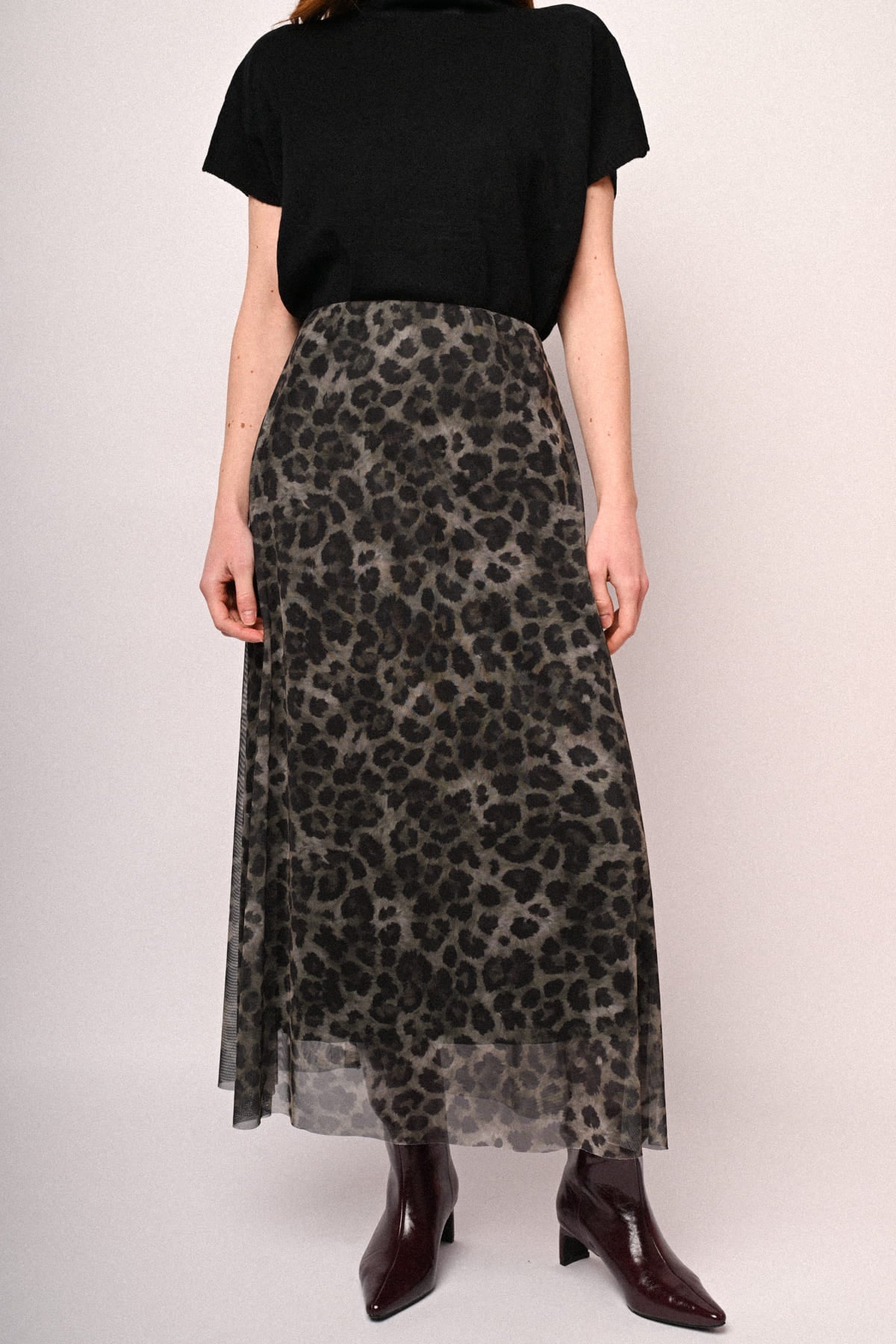 Falda midi de tul estampada tipo leopardo, dobladillo amplio y traslúcido