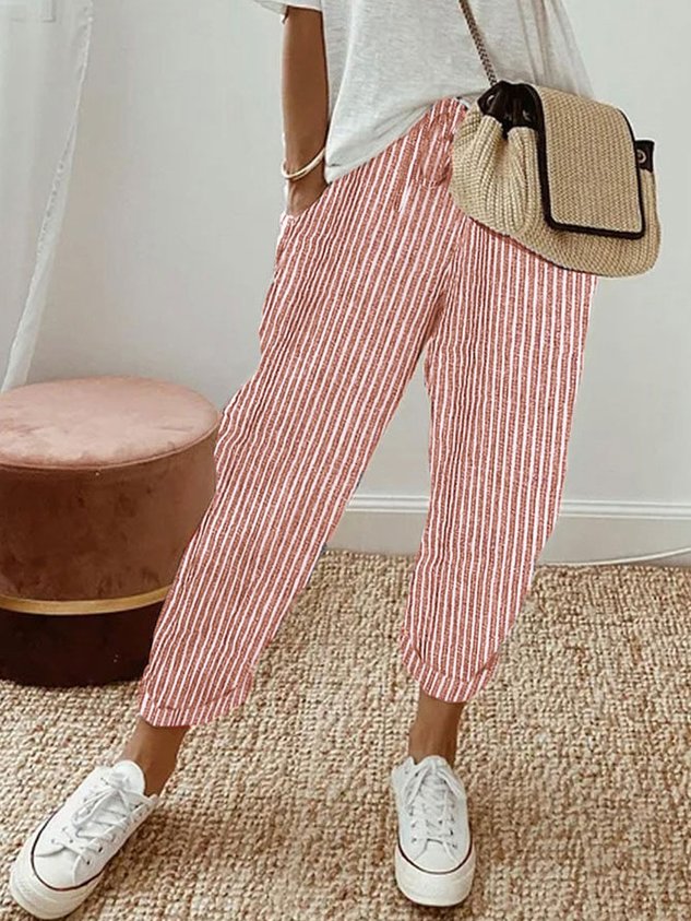 Pantalón fluido a rayas rojo y blanco, cintura fruncida y puños elásticos, bolsillos.