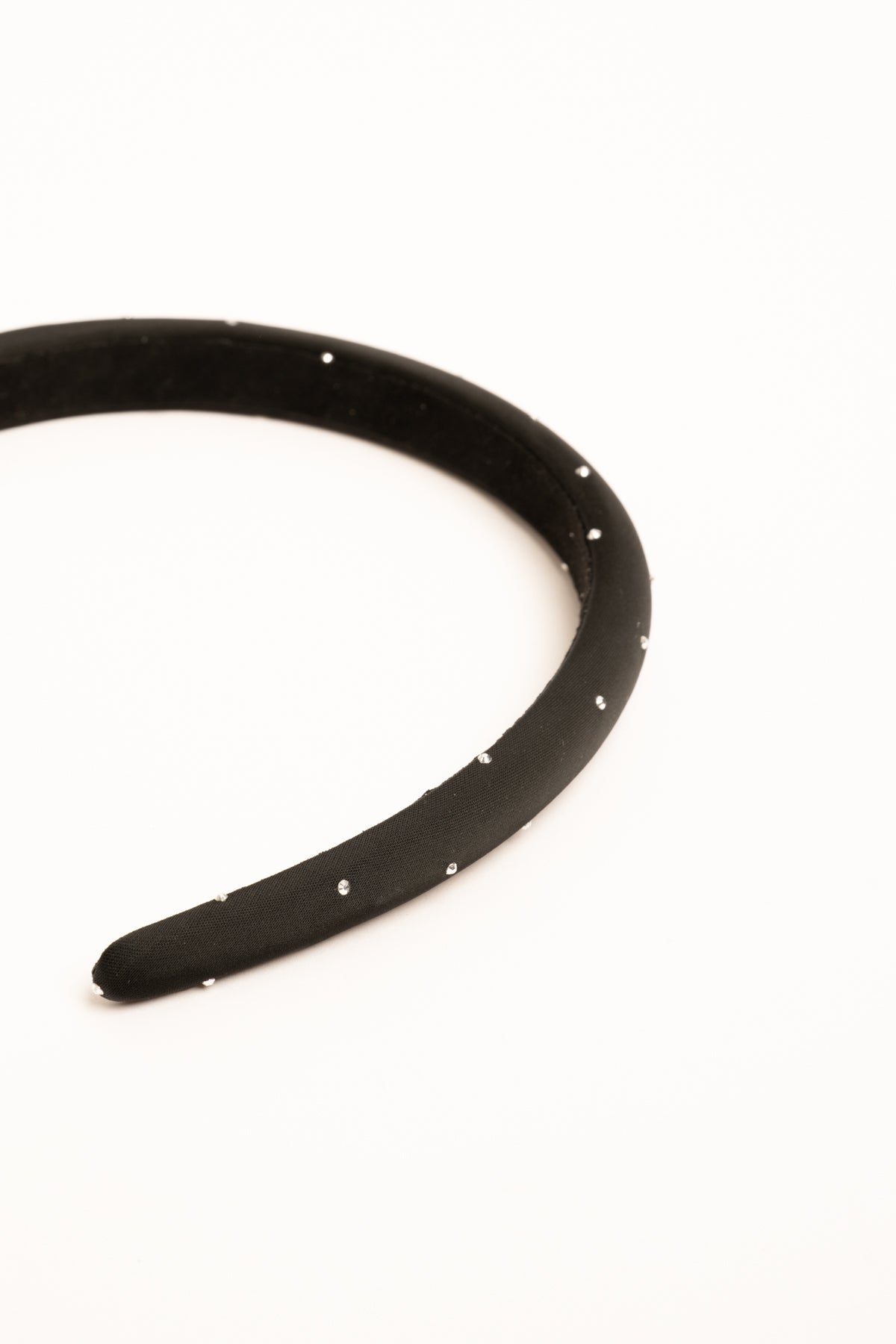 Diadema negra con strass brillantes en la banda, vista lateral