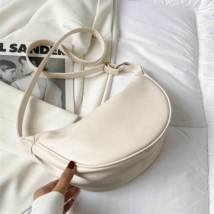 Bolso bandolera blanco roto tipo media luna, correa ajustable y asas dobles