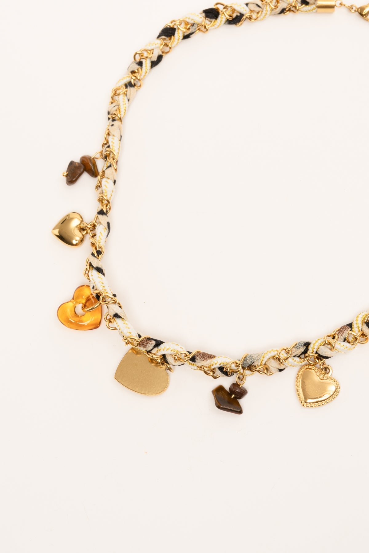 Collar de cadena dorada con colgantes de corazones y dijes