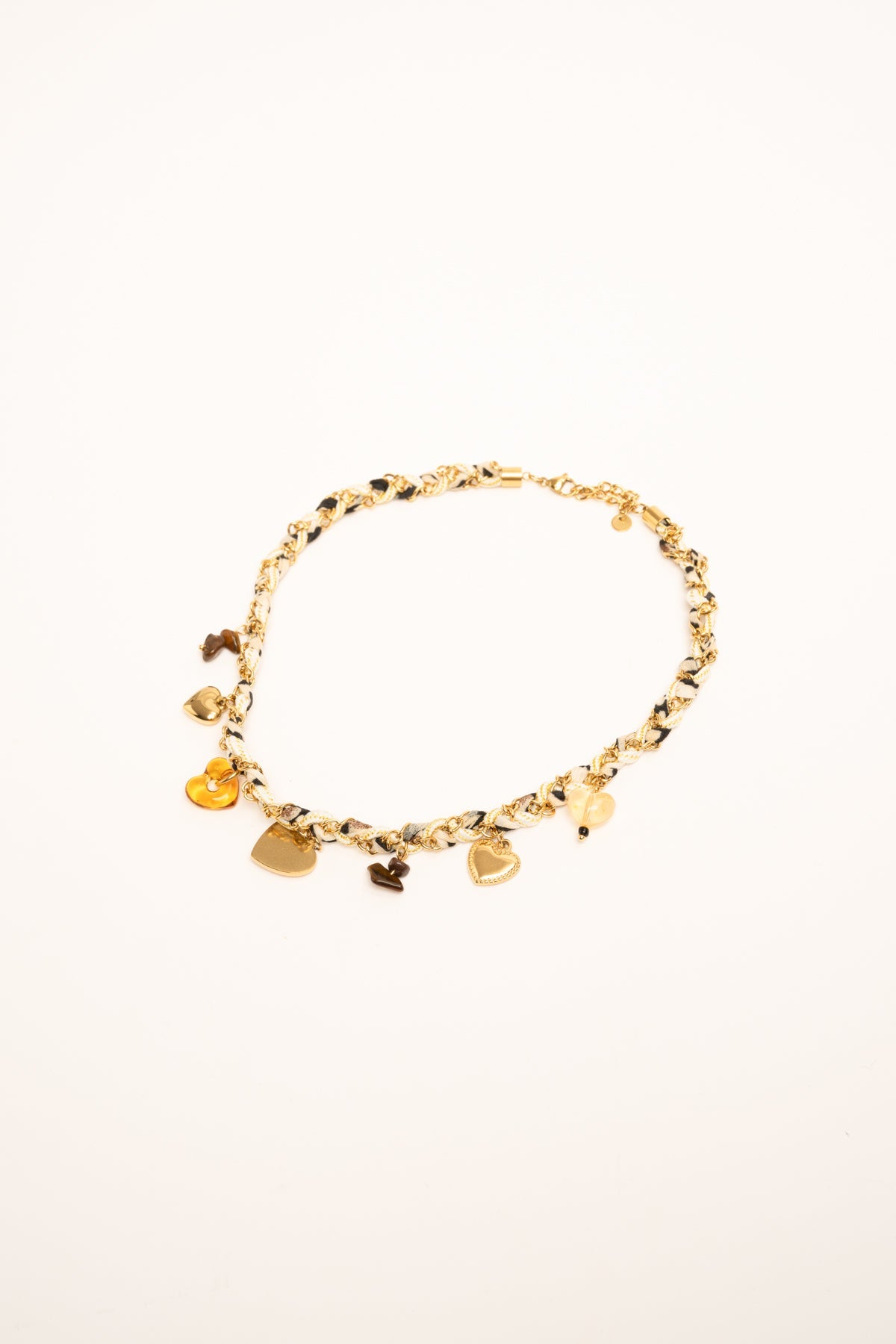 Collar con cadena dorada y colgantes metálicos en forma de corazón