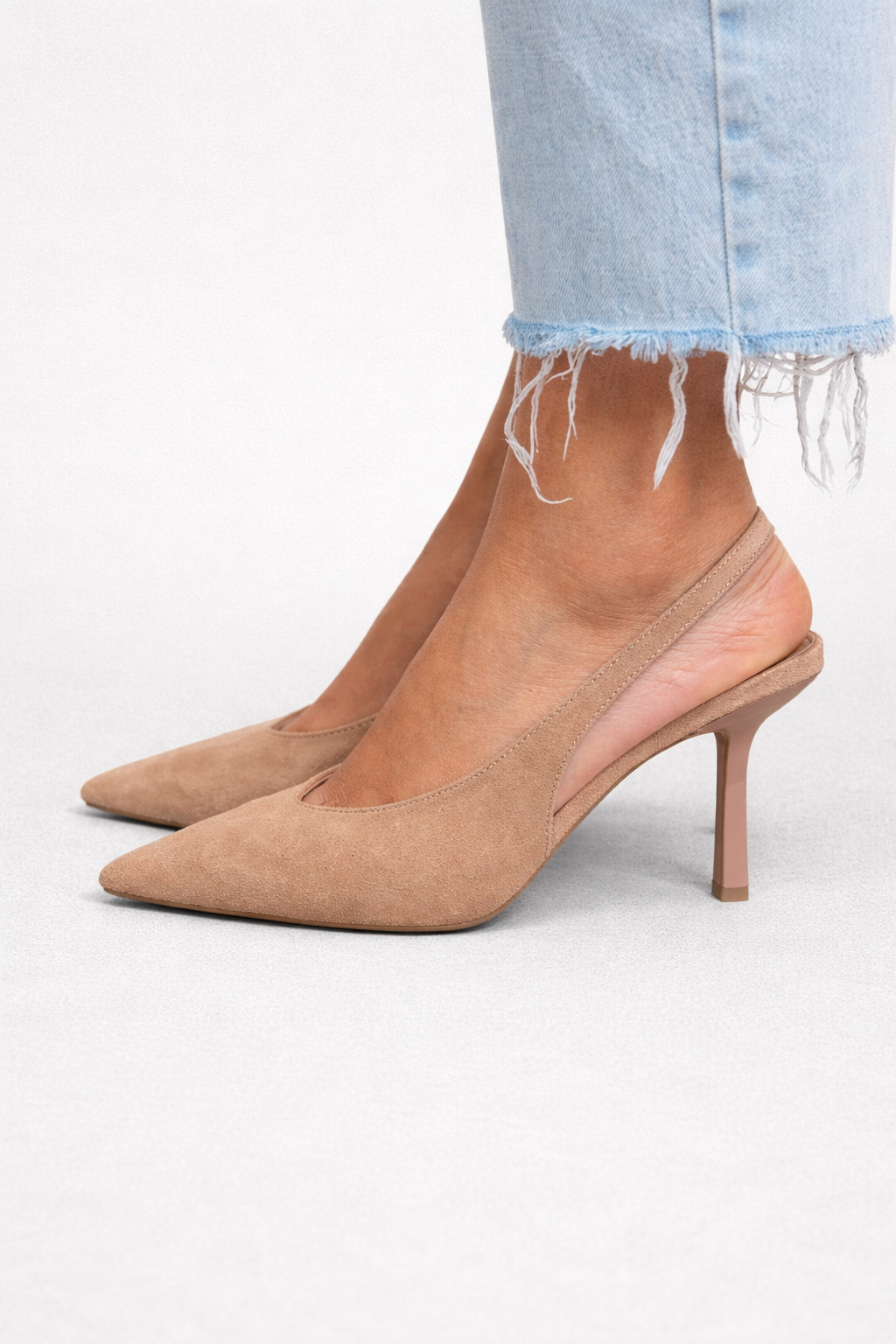 Zapatos de tacón beige de ante, punta fina y tacón delgado alto