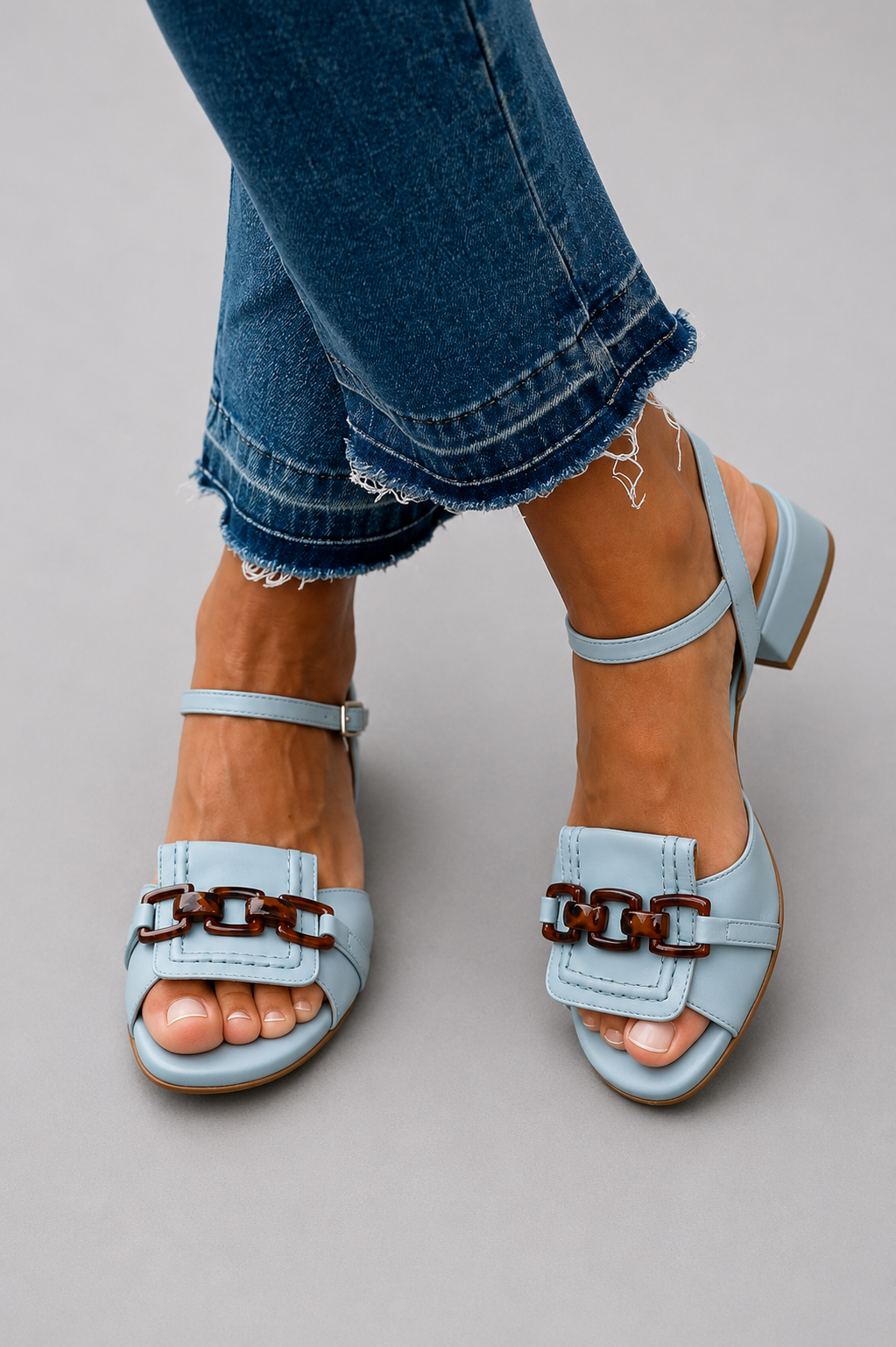 Sandalias celestes de tacón bajo con tira cruzada y hebillas de adorno
