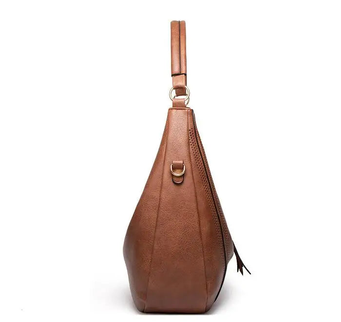 Bolso casual Michelle™ marrón de perfil con asa superior y fleco colgante