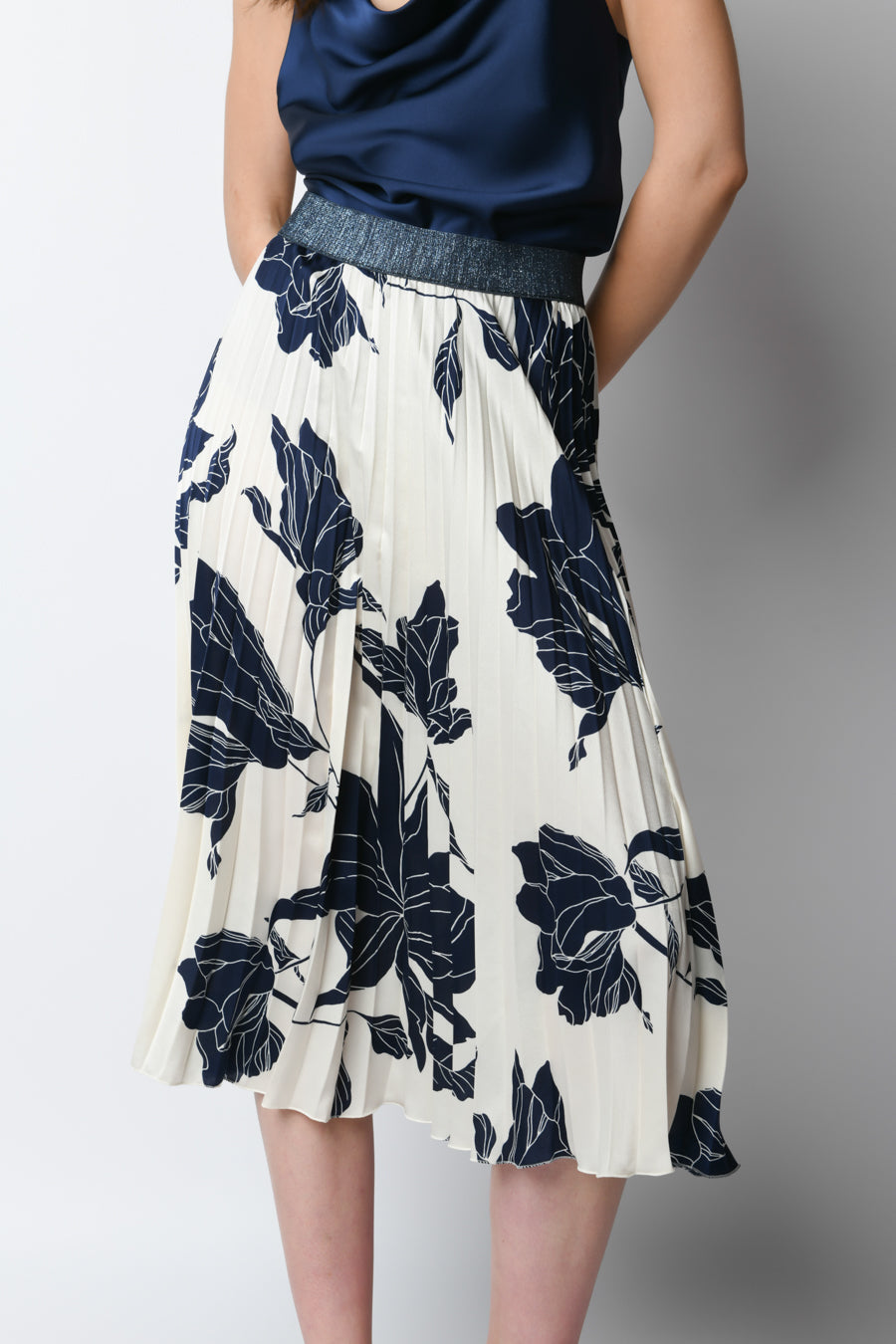 Falda midi plisada floral azul marino y crema, cinturilla elástica