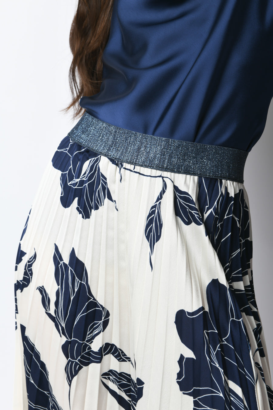 Falda midi plisada con estampado floral, cinturilla ancha gris