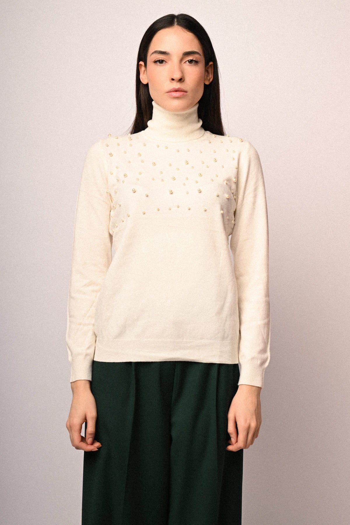 Jersey de cuello alto crema con perlas decorativas, manga larga