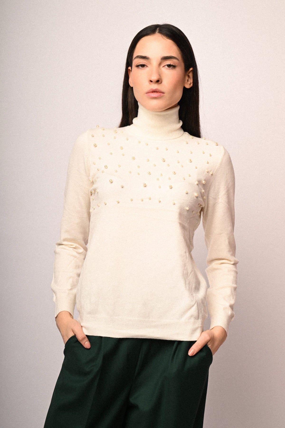 Jersey crema de cuello alto con perlas en el frontal, manga larga