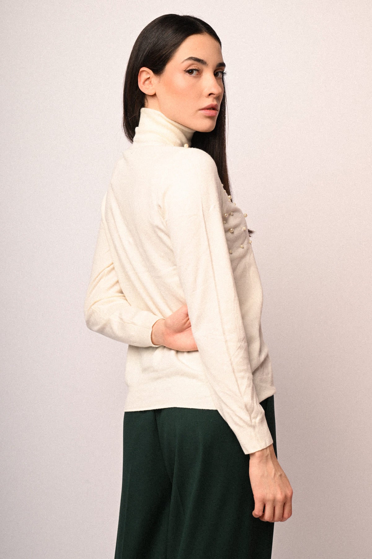 Jersey crema de cuello alto con perlas decorativas, vista lateral
