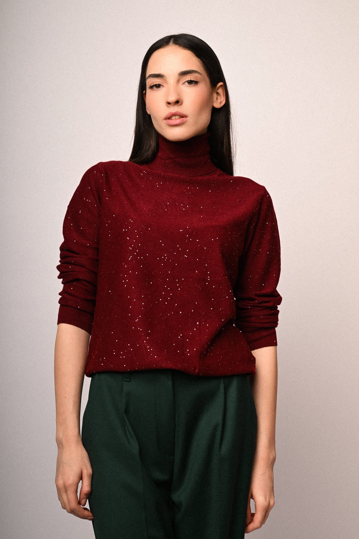 Jersey burdeos de cuello alto con mini lentejuelas, manga larga y ajuste recto.