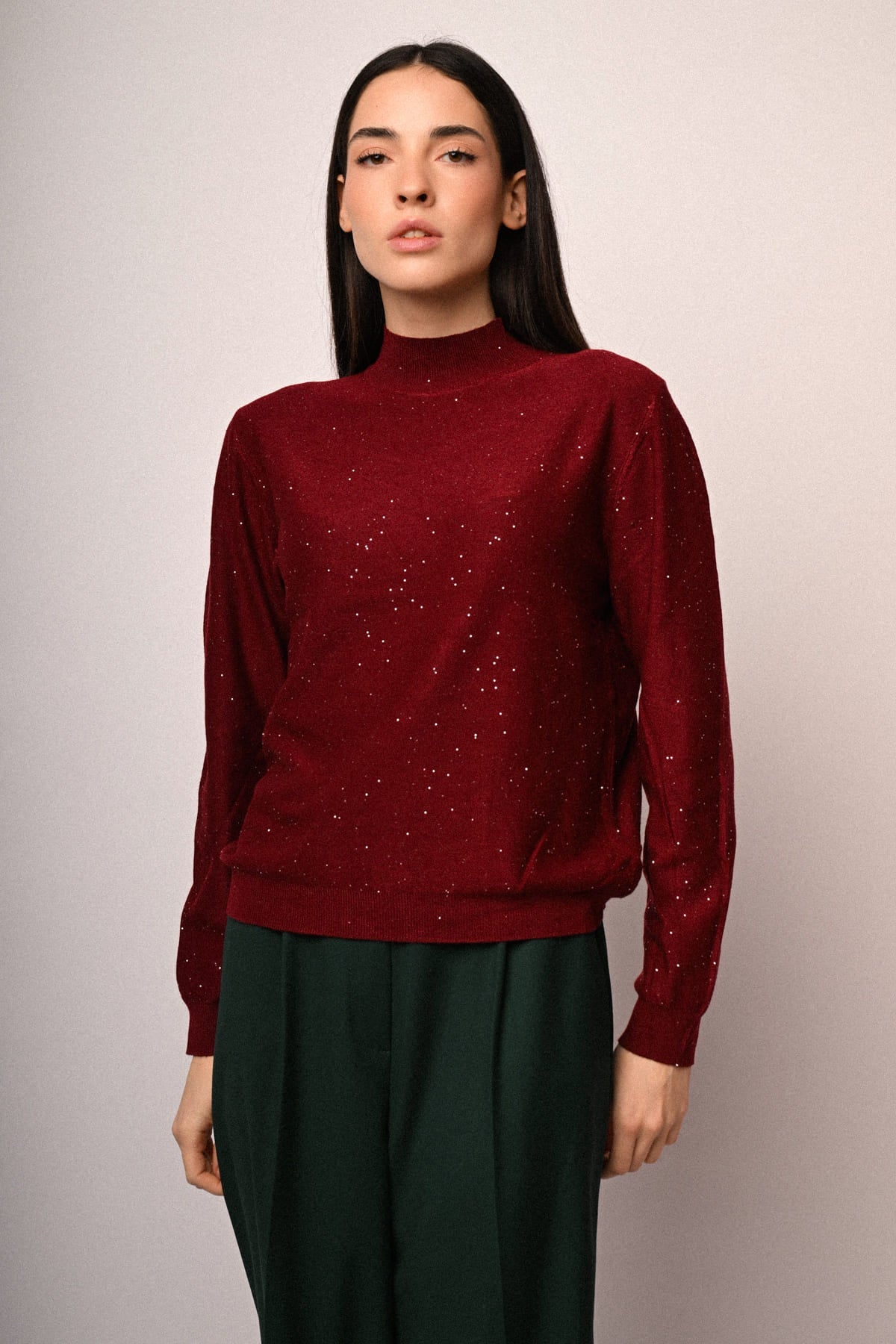 Jersey burdeos de cuello alto con lentejuelas, vista frontal y manga larga
