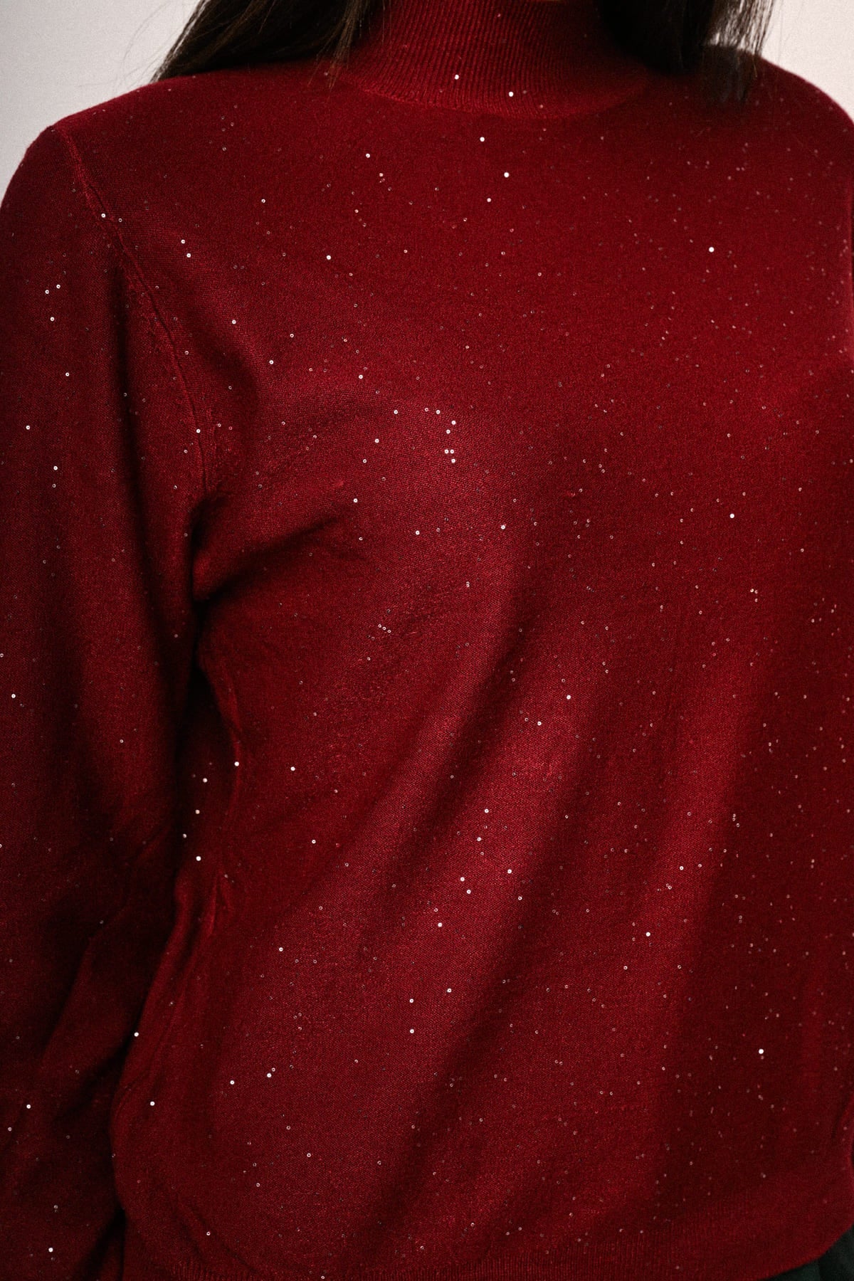Jersey burdeos de punto con lentejuelas, detalle de cuello alto