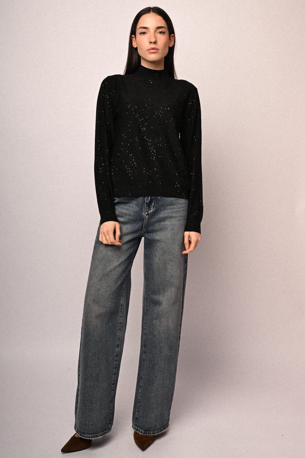 Jersey negro de cuello alto con lentejuelas, manga larga y ajuste recto
