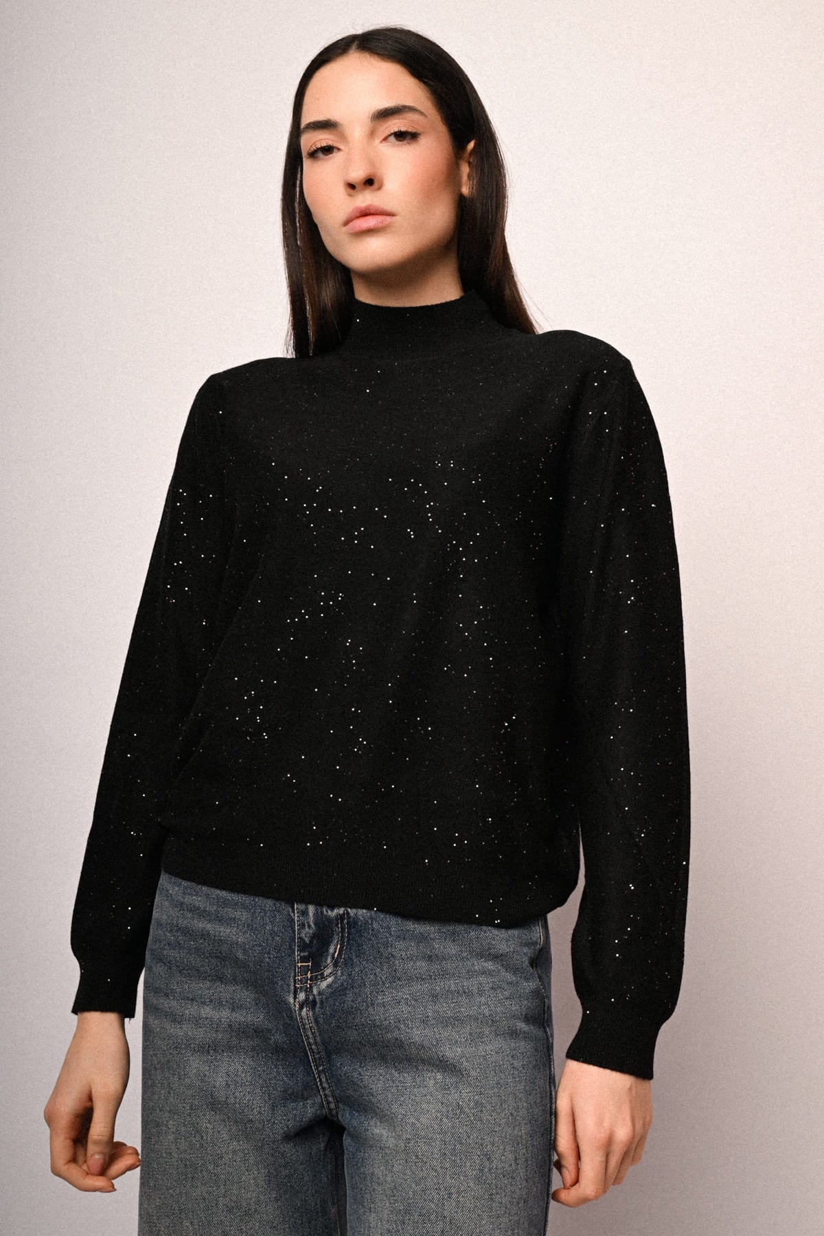 Jersey negro de cuello alto con lentejuelas, manga larga y dobladillo recto