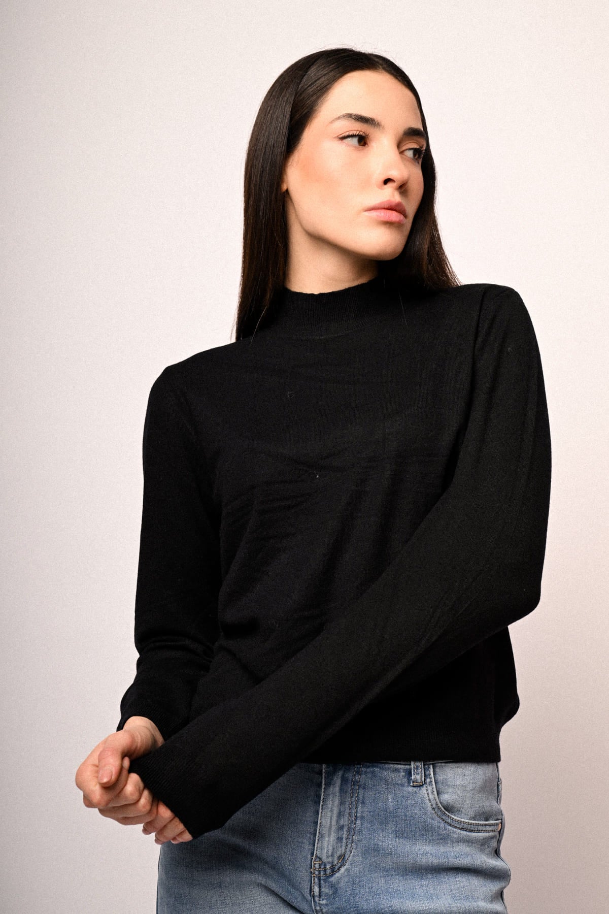 Jersey negro de cuello alto de manga larga, vista lateral