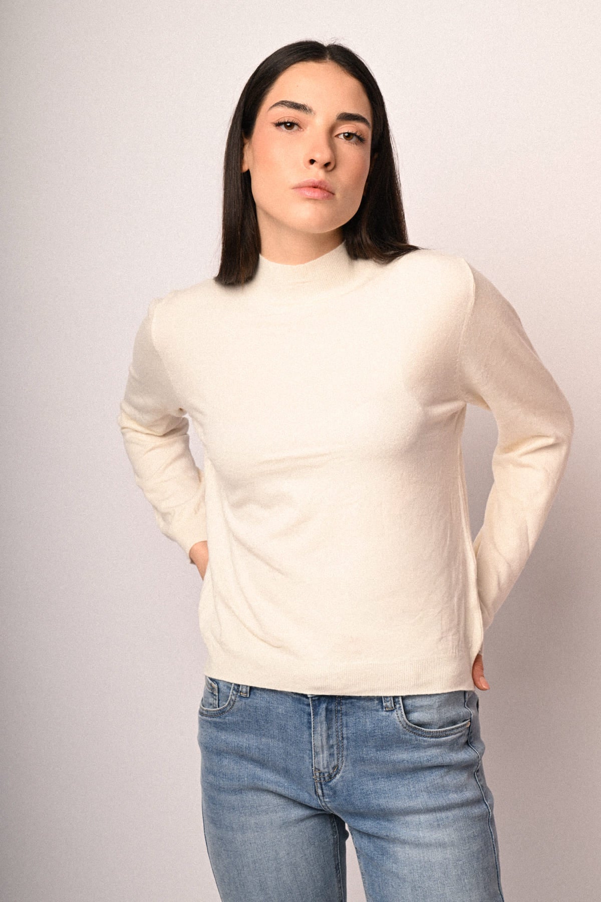 Jersey blanco de cuello alto, manga larga, diseño básico