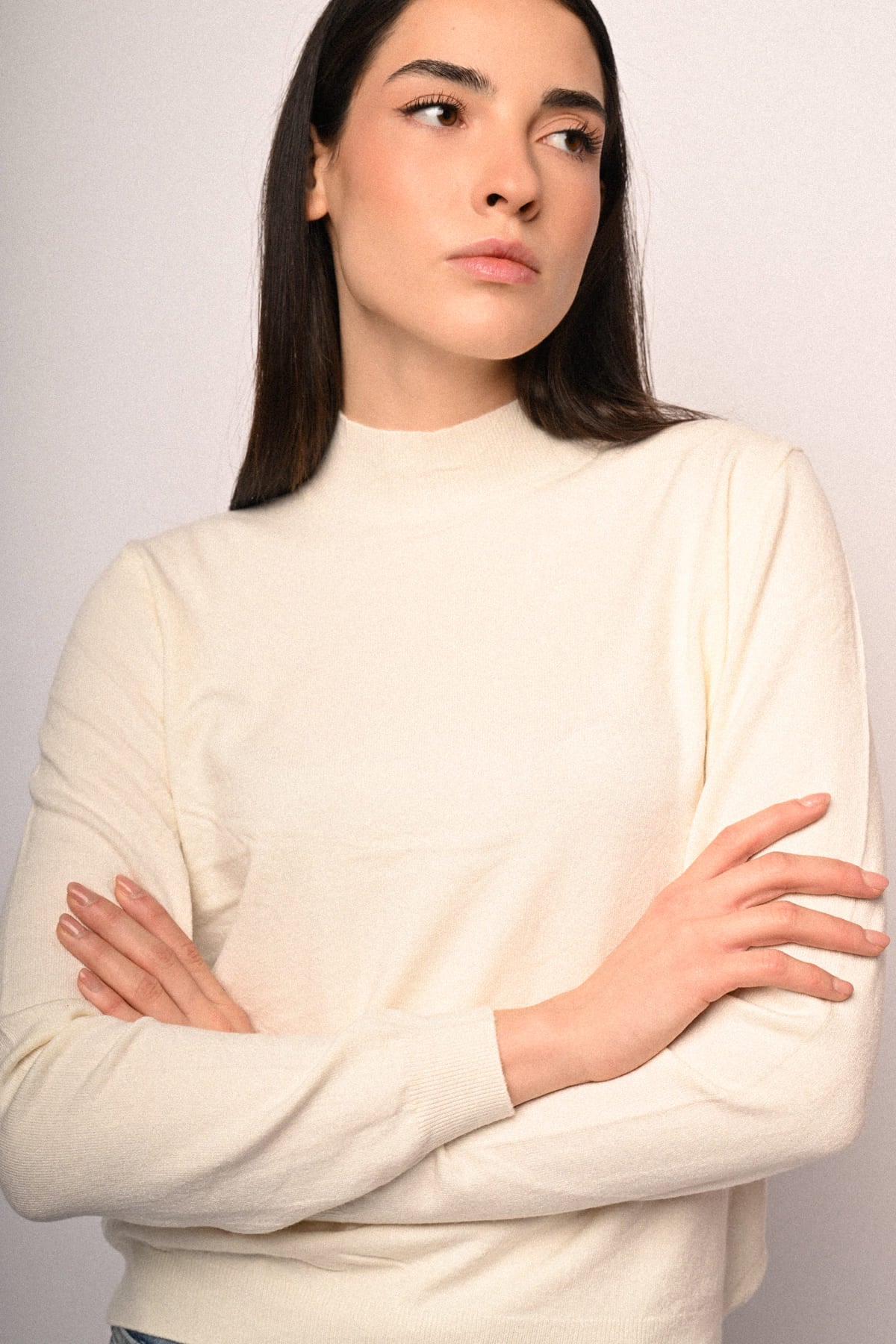 Jersey de cuello alto blanco con manga larga y caída holgada