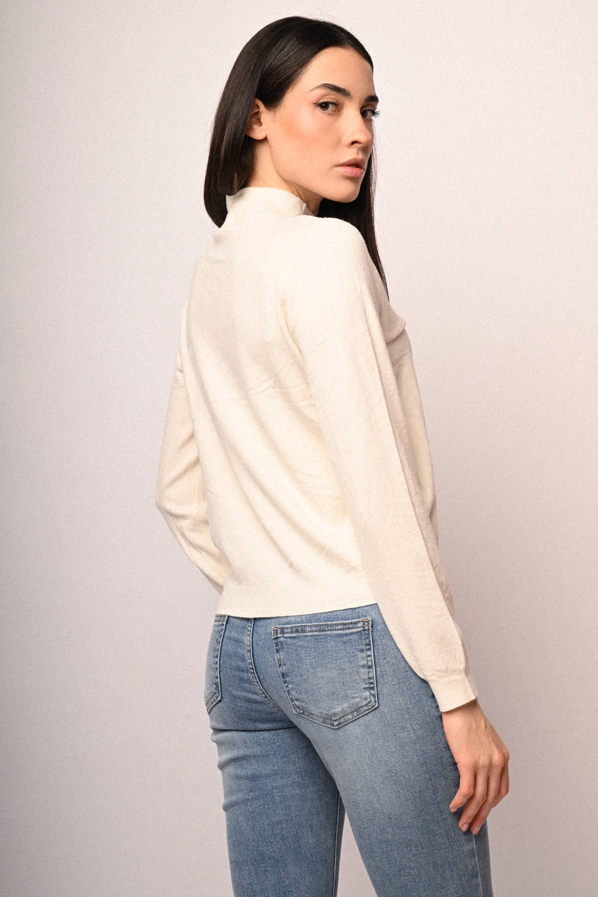 Jersey blanco de cuello alto con manga larga, vista lateral