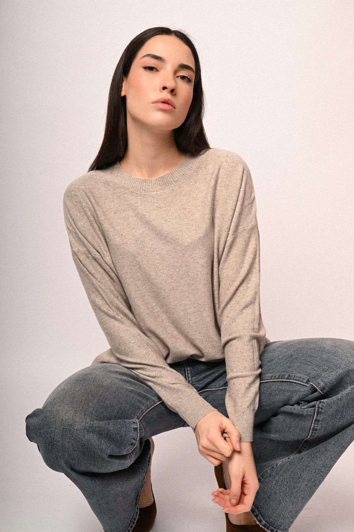 Jersey básico gris claro con mini lentejuelas, cuello redondo y manga larga