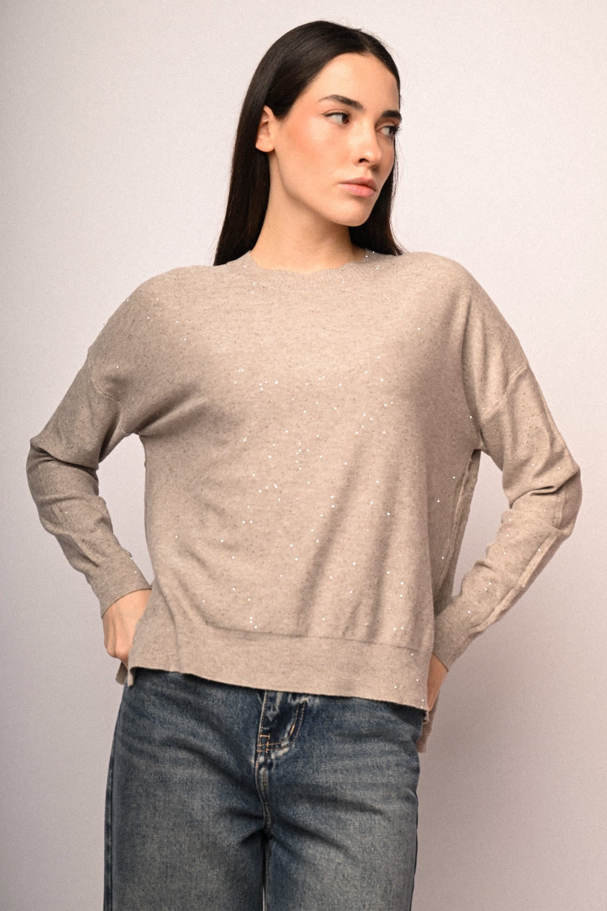 Jersey básico gris claro con mini lentejuelas dispersas y manga larga