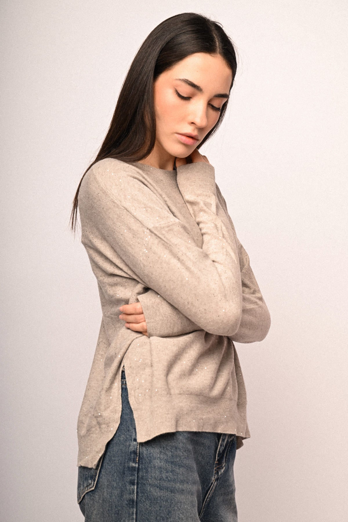 Jersey básico gris claro con mini lentejuelas, cuello redondo y corte recto