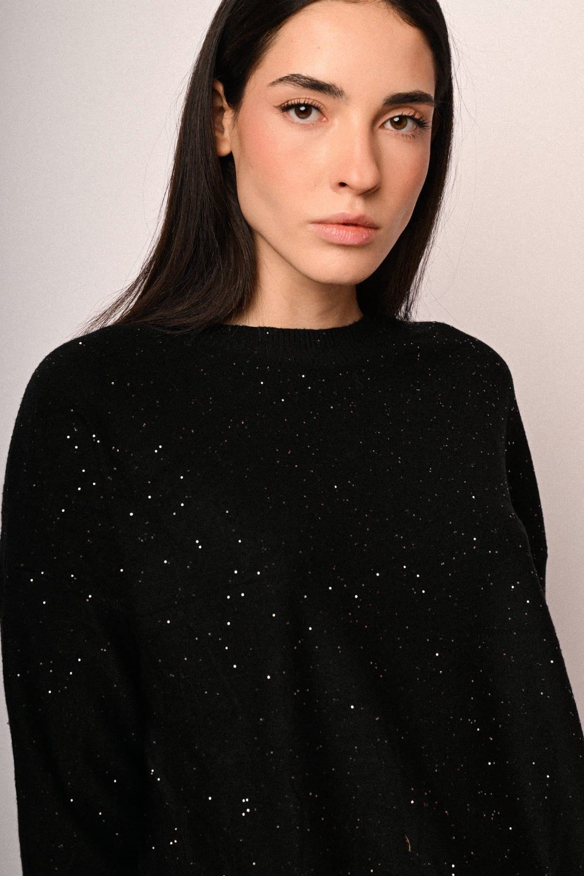 Jersey negro básico con mini lentejuelas, cuello redondo y manga larga