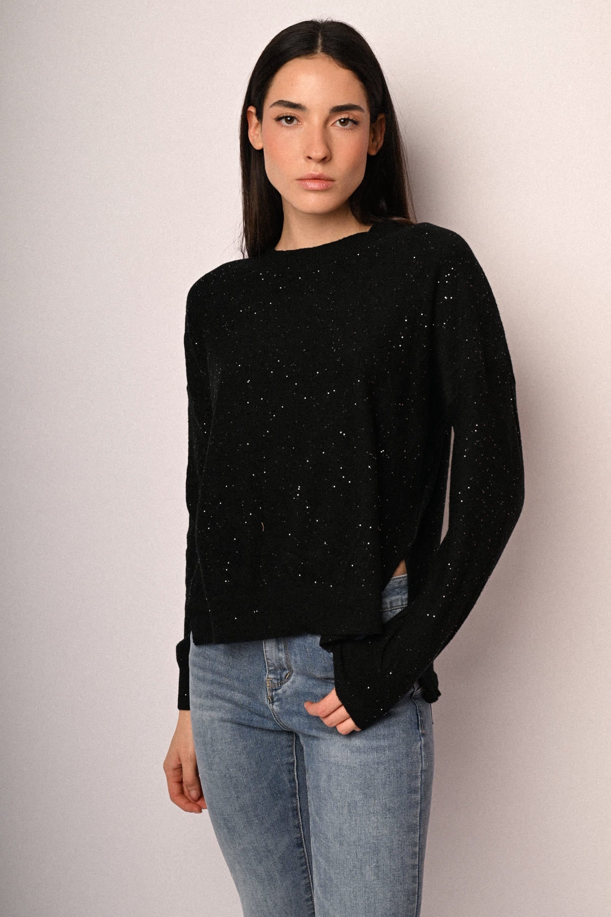 Jersey negro con mini lentejuelas, manga larga, ligeramente entallado