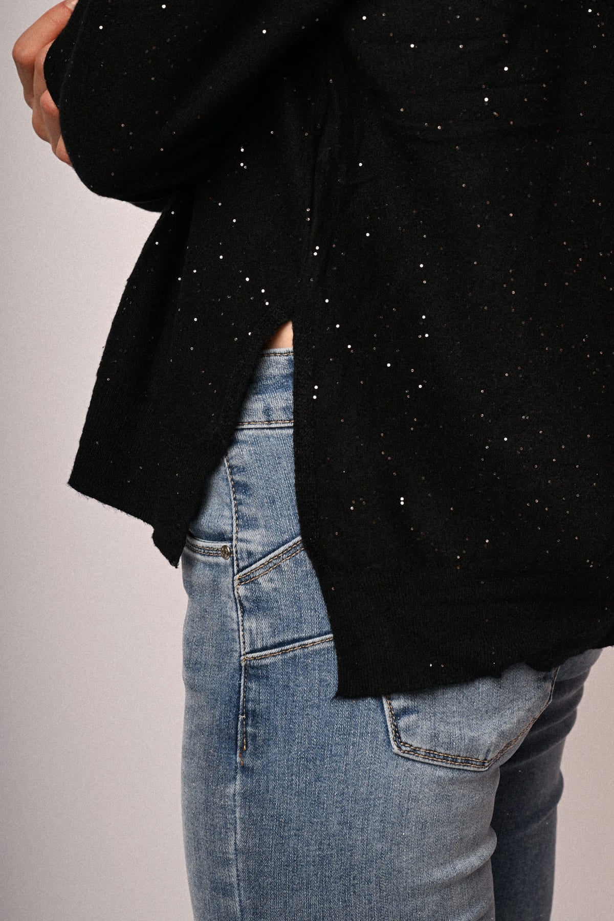 Jersey negro con mini lentejuelas y manga larga, vista lateral