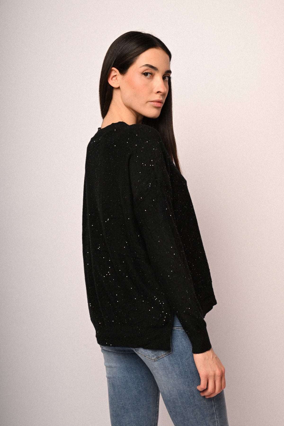 Jersey negro básico con mini lentejuelas, espalda y hombro en perfil