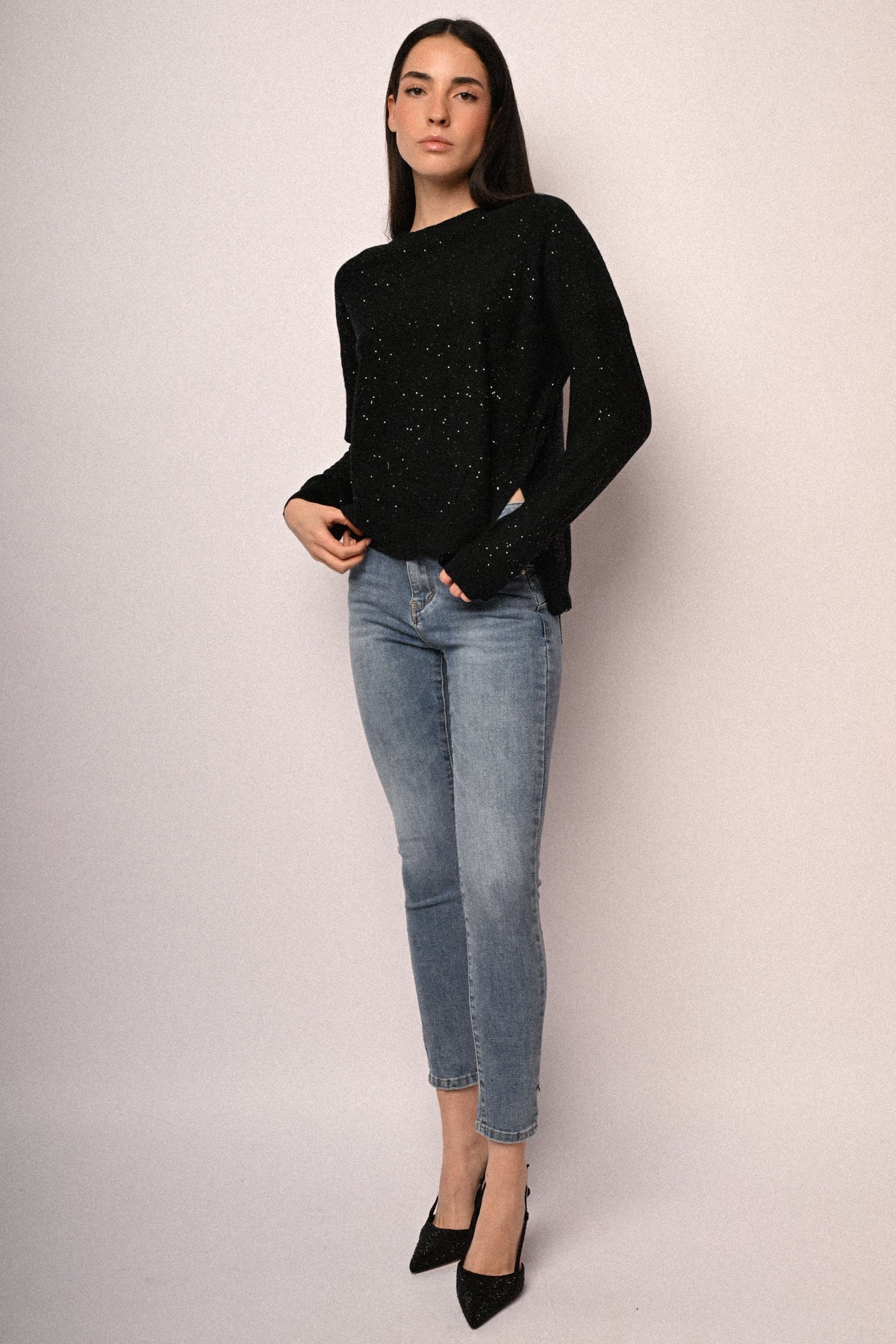Jersey negro con mini lentejuelas, cuello redondo y manga larga
