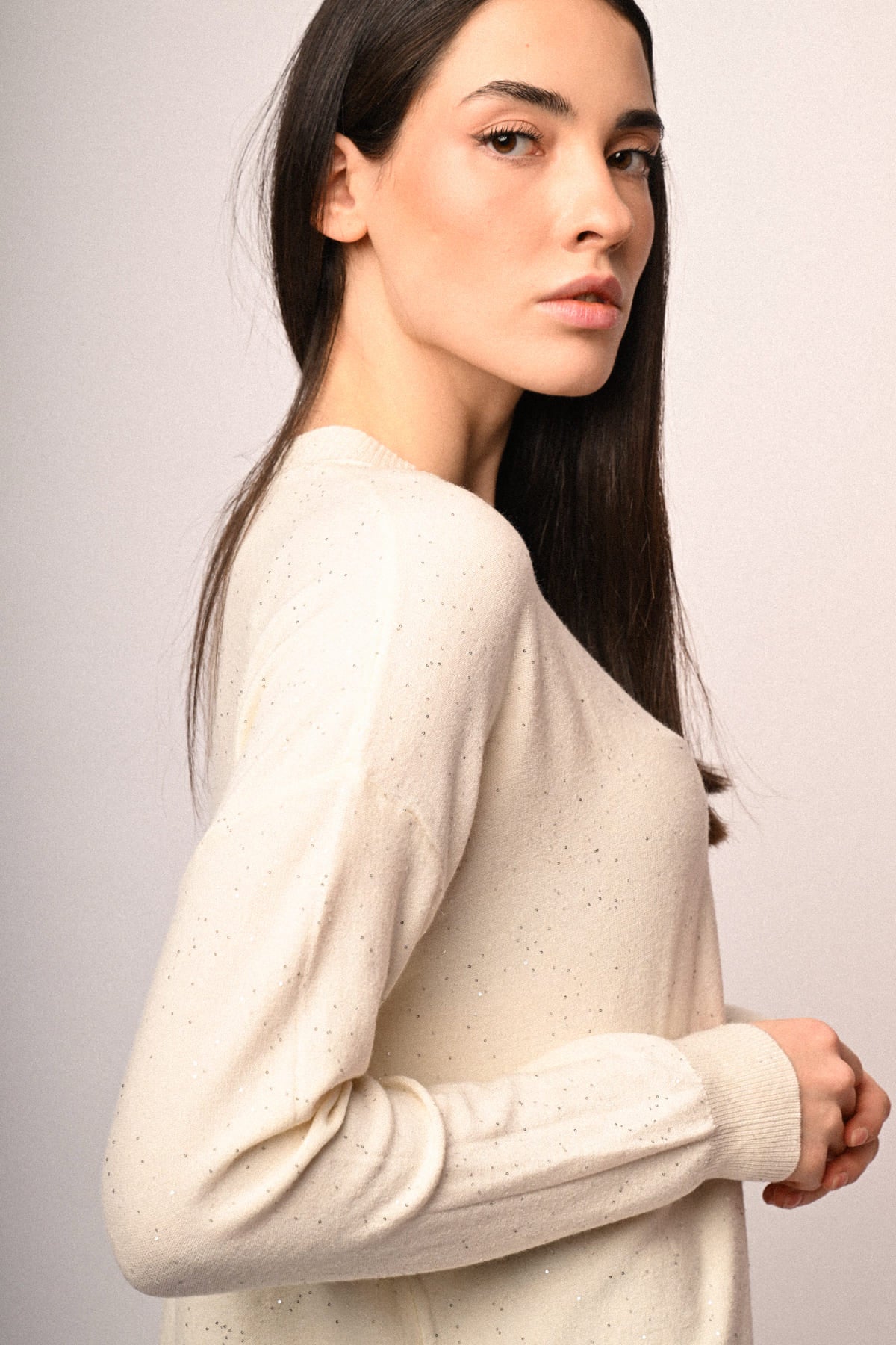 Jersey blanco con mini lentejuelas, cuello redondo y manga larga