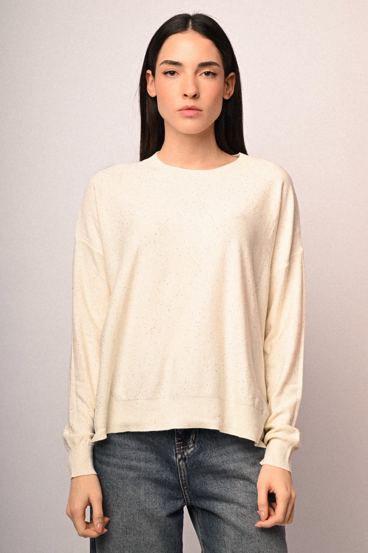 Jersey blanco con mini lentejuelas, cuello redondo y bajo recto, manga larga