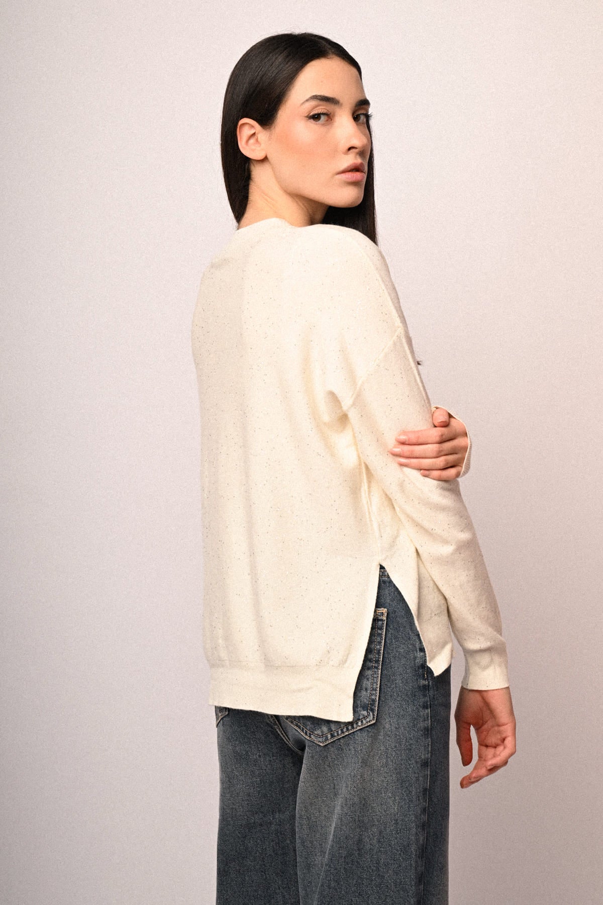 Jersey blanco con mini lentejuelas, manga larga y abertura lateral en la cintura