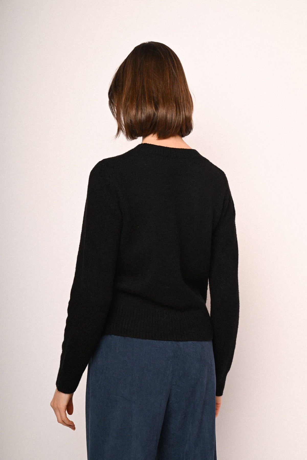 Jersey negro de cuello redondo con espalda lisa y mangas largas