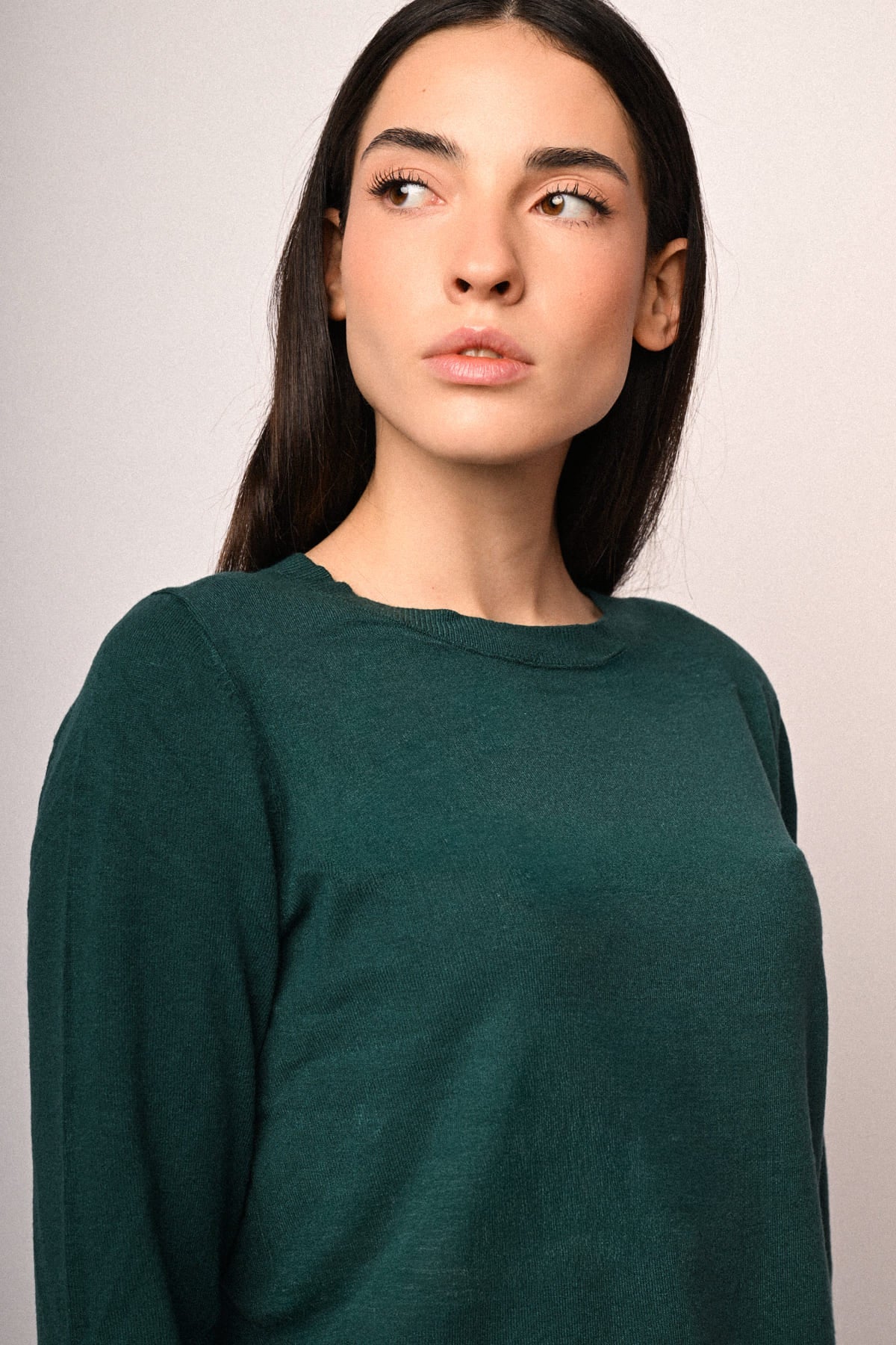 Jersey básico verde oscuro con cuello redondo y textura de punto